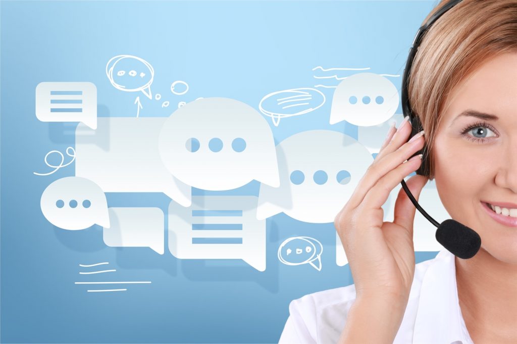 Mujer con audífonos y  micrófono de call center rodeada de logos de conversaciones y chats virtuales