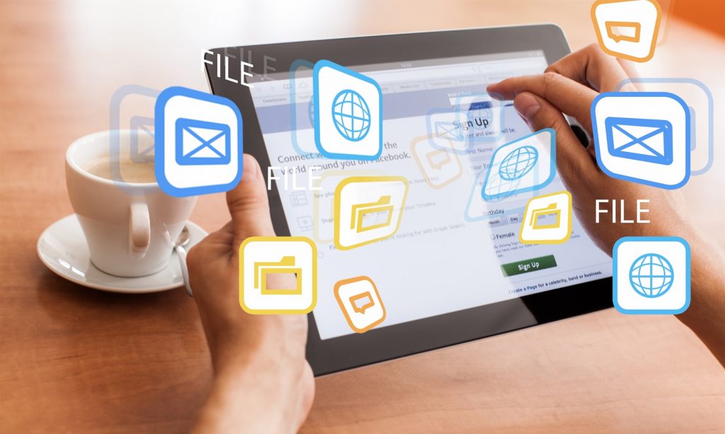 Manos sosteniendo una tablet rodeada de logos virtuales de internet, correo y carpetas